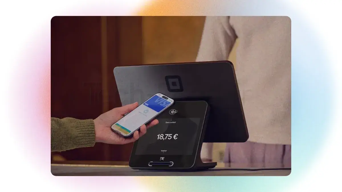 Le Square Register avec double écran tactile sur un comptoir ; un client paye en sans contact avec son smartphone sur le petit écran.