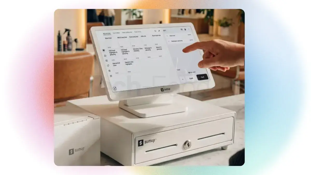 Le pack Caisse Lite de SumUp installé sur un comptoir de restaurant avec son tiroir-caisse, son imprimante à ticket thermique et un employé tapant sur l'écran tactile.