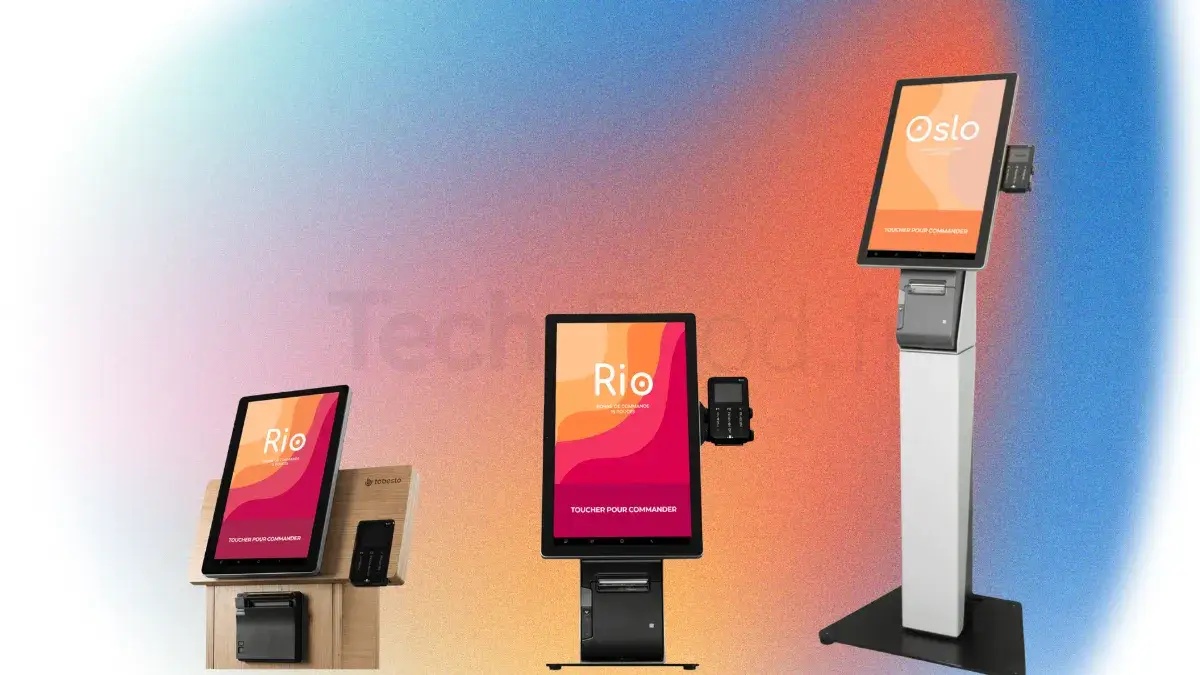 Rangée de trois bornes de commande tactiles Tabesto installées côte à côte dans un restaurant moderne. Les écrans verticaux affichent l'interface d'accueil lumineuse, prêtes à recevoir les commandes des clients pour fluidifier le passage en salle.