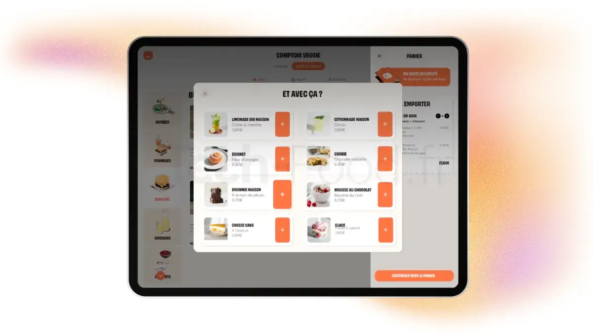 Capture d'écran sur une tablette iPad présentant l'interface de commande ObyPay au moment de la validation du panier. Une fenêtre contextuelle d'upsell intelligent met en avant des suggestions visuelles de desserts et de boissons pour booster le ticket moyen.