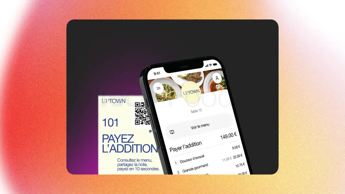 Smartphone au premier plan affichant l'interface d'encaissement ultra-rapide de Sunday avec les options de division de note. En arrière-plan flou, on distingue le chevalet sur table comportant le QR Code Sunday officiel.