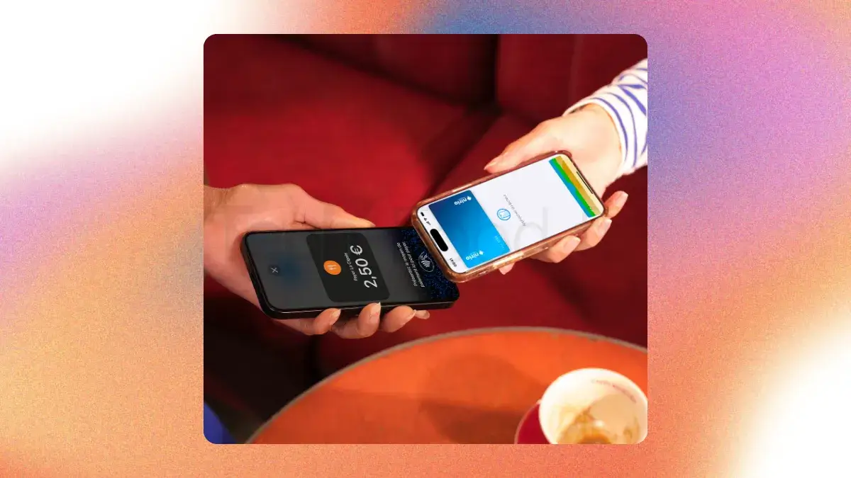Un client règle son addition en approchant sa carte bancaire du haut de l'iPhone du serveur grâce à la fonctionnalité Tap to Pay de L'Addition.