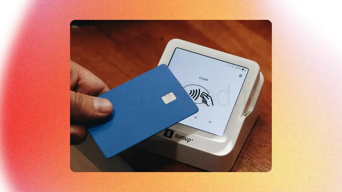 Vue rapprochée du terminal de paiement portable et tactile SumUp Solo autonome.
