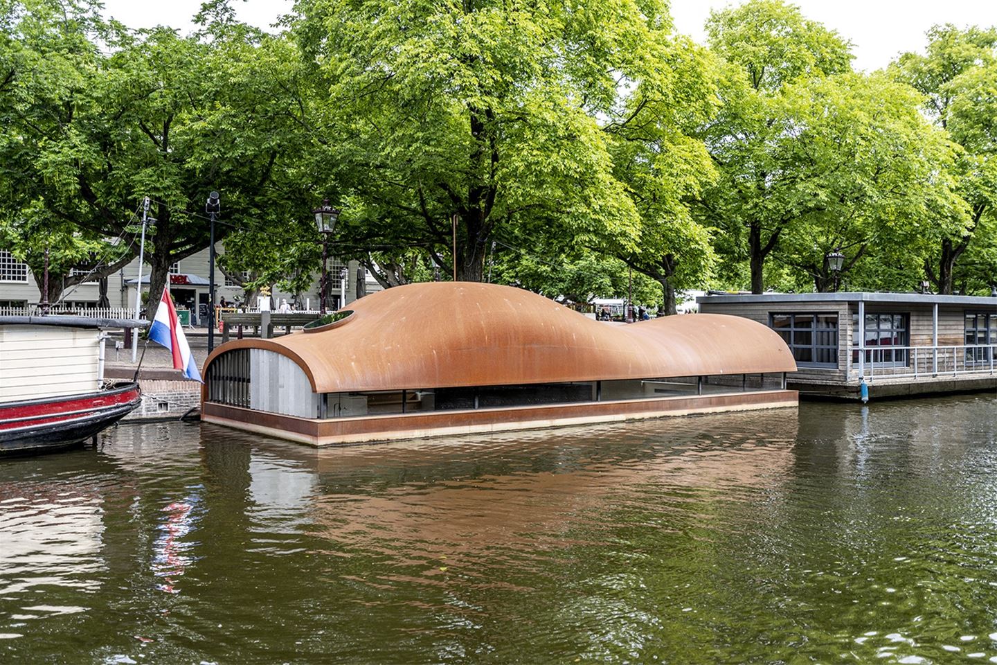 De cortenstalen woonboot van Slumanski aan de Prinsengracht in Amsterdam