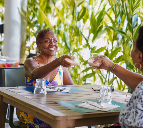 Femmes qui trinquent à la Luciole, le restaurant de Balata