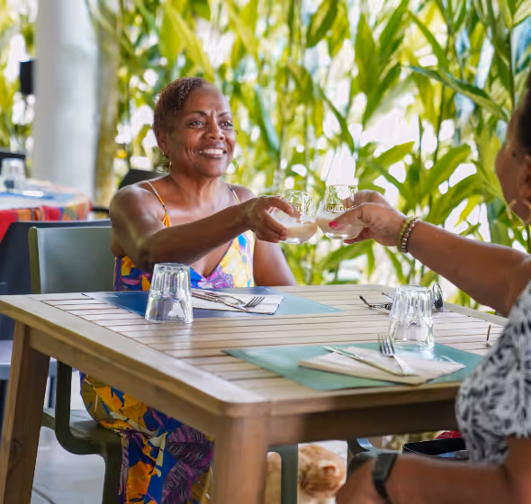 Femmes qui trinquent au restaurant la Luciole