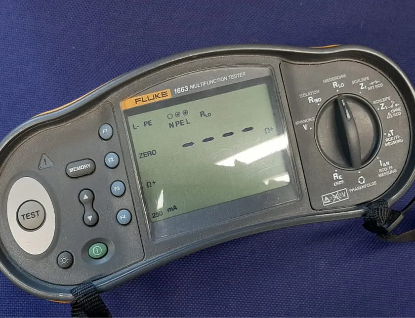 Messgerät zur Prüfung elektrischer Anlagen.