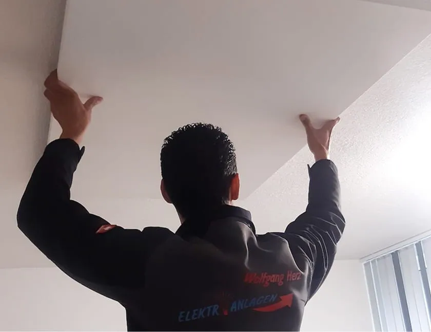 Montage einer Infrarotheizung an der Decke.