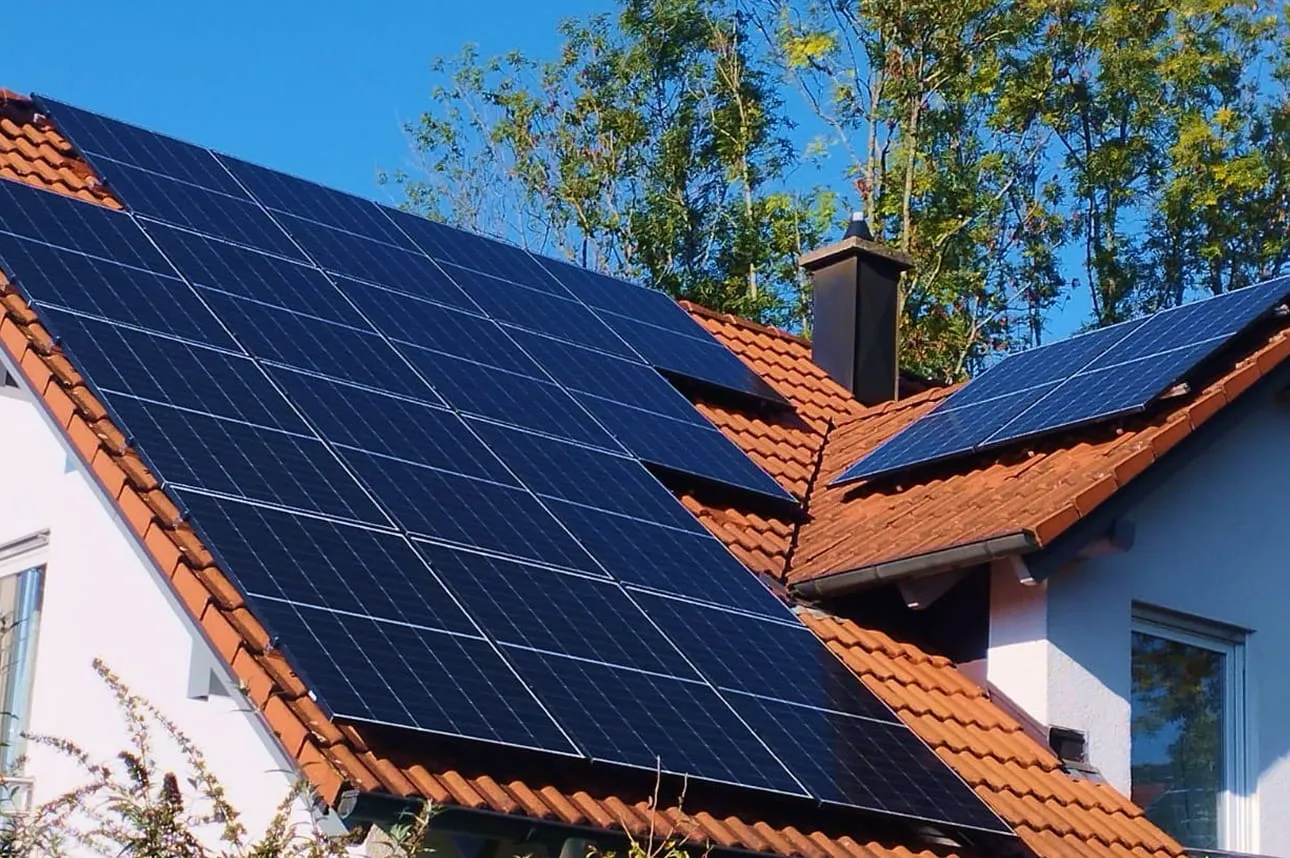 Photovoltaikanlage auf dem Dach eines Einfamilienhauses.