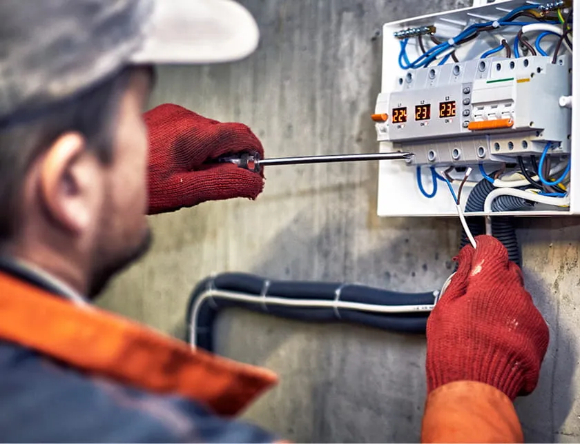 Elektriker bei Arbeiten an einer Elektroverteilung.