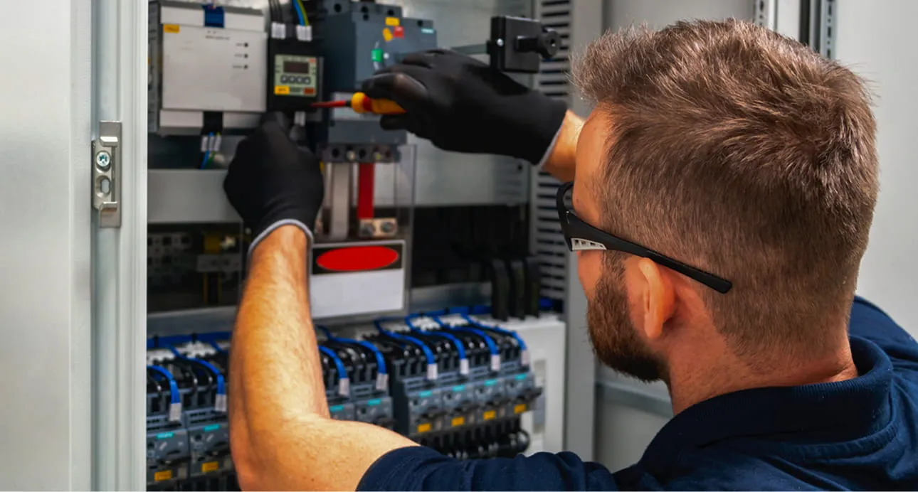 Elektriker bei Arbeiten an einem Schaltschrank.