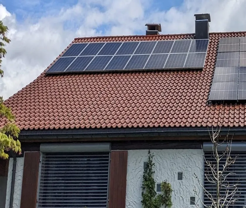 Photovoltaikanlage auf dem Dach eines Einfamilienhauses.
