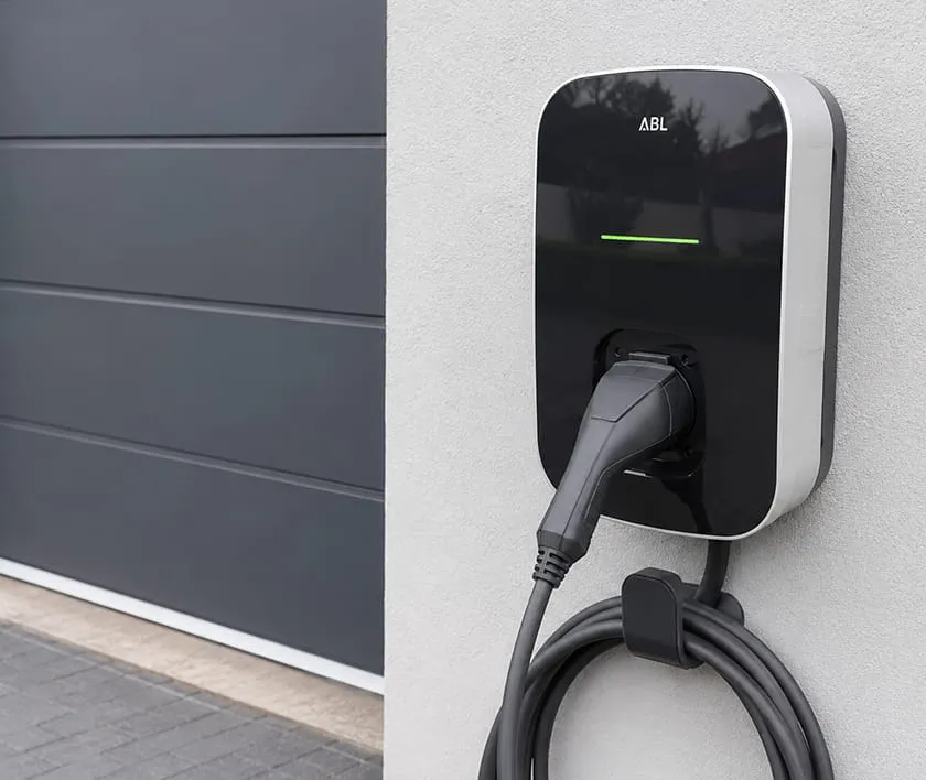 Wallbox zum Laden eines Elektrofahrzeugs an einer Hauswand.