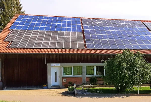 Firmengebäude von Elektroanlagen Herz mit Photovoltaikanlage auf dem Dach.
