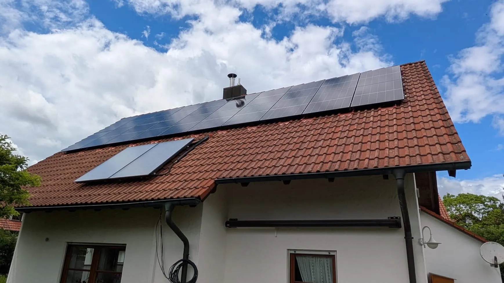Photovoltaikanlage auf dem Dach eines Einfamilienhauses.