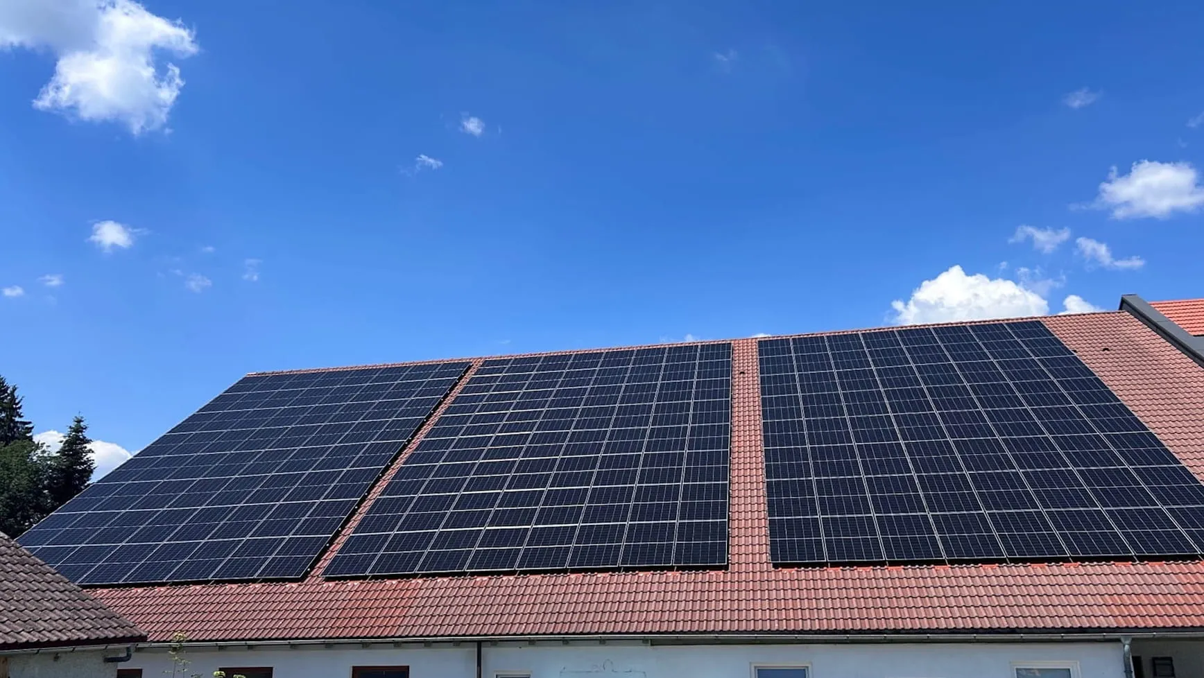 Photovoltaikanlage auf dem Schrägdach eines Wohnhauses.