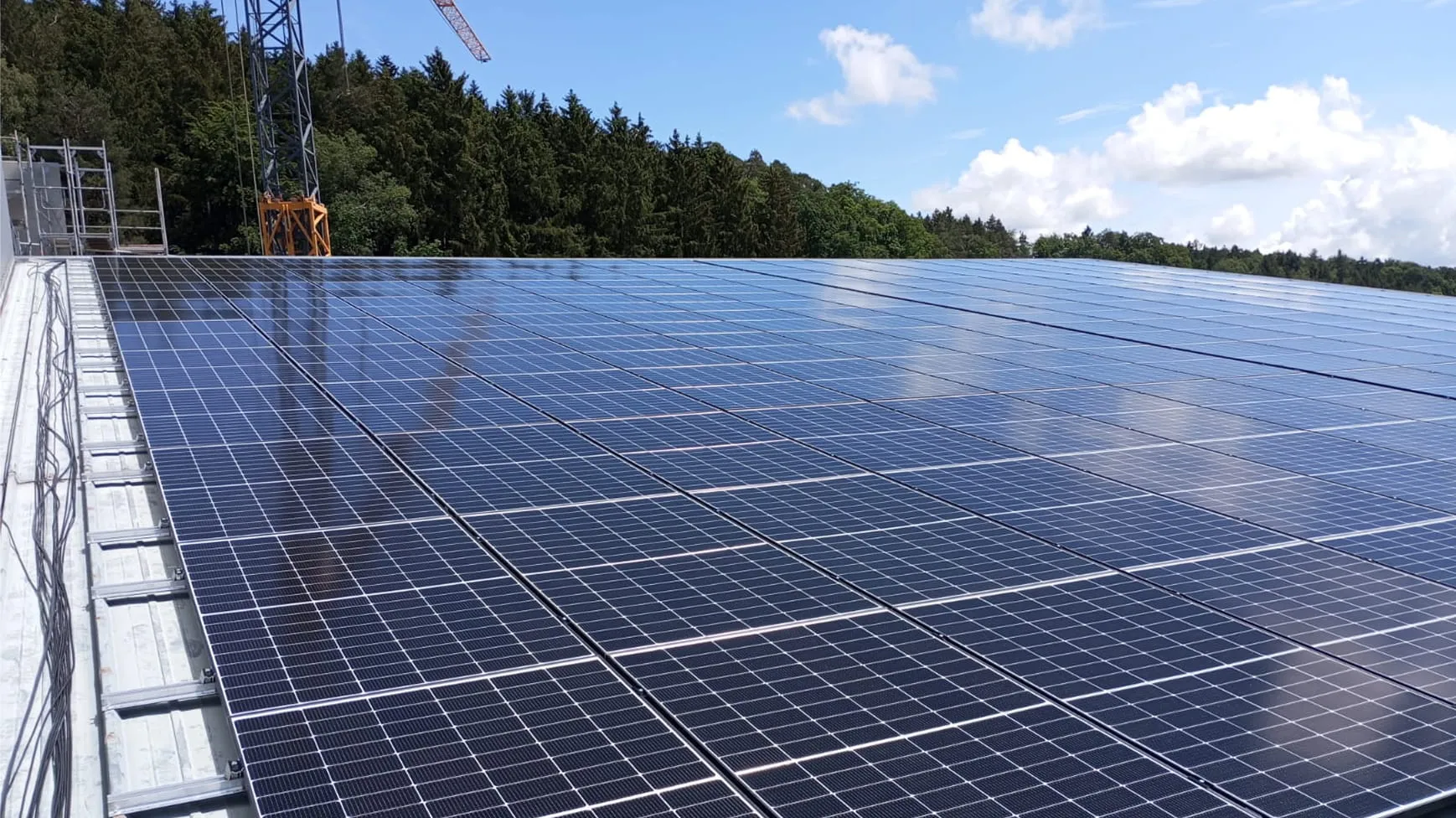 Photovoltaikanlage auf einem Hallendach während der Installation.