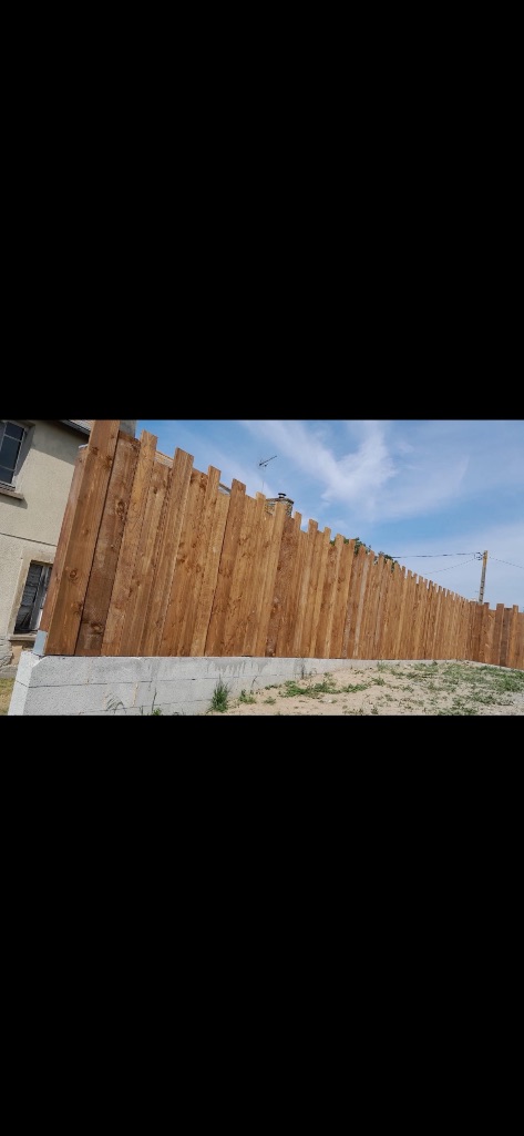 Pose de clôture bois sur muret béton – Flers