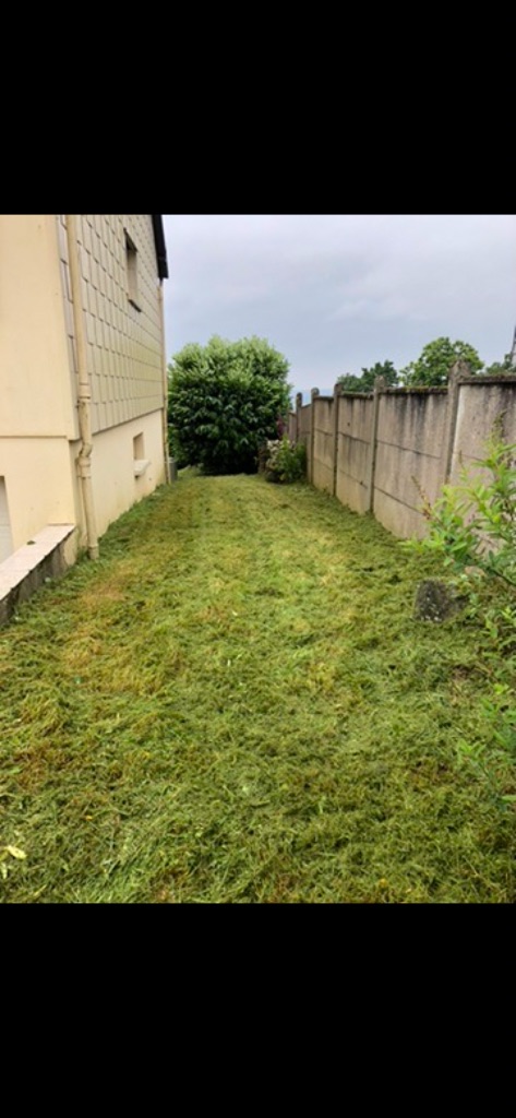 Avant : Entretien pelouse à Le Hom – Tonte d'un jardin en longueur