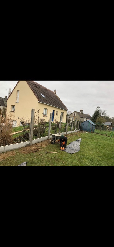 Avant : Pose de clôture bois et béton à Sourdeval