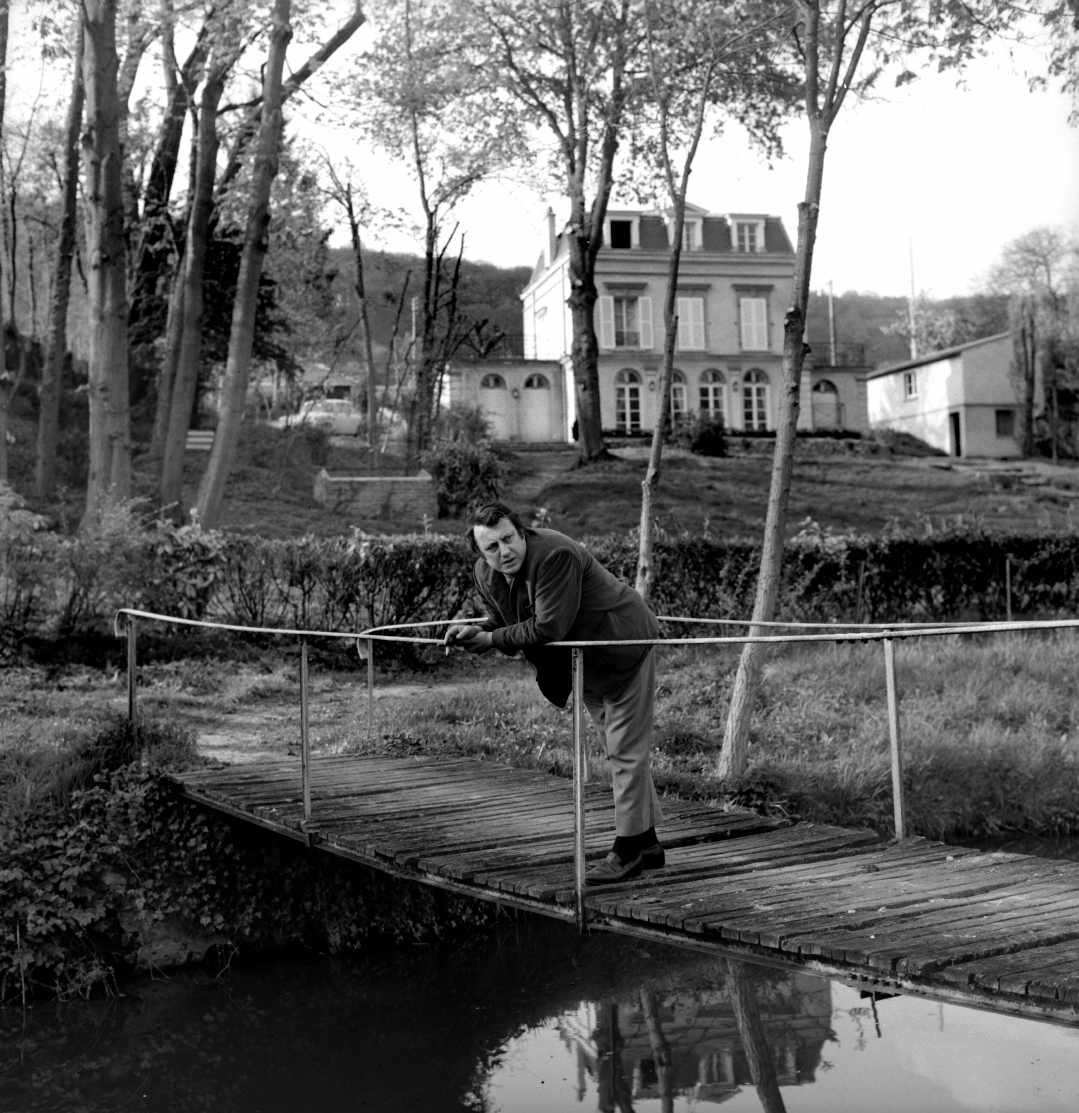 Raymond Devos dans son jardin