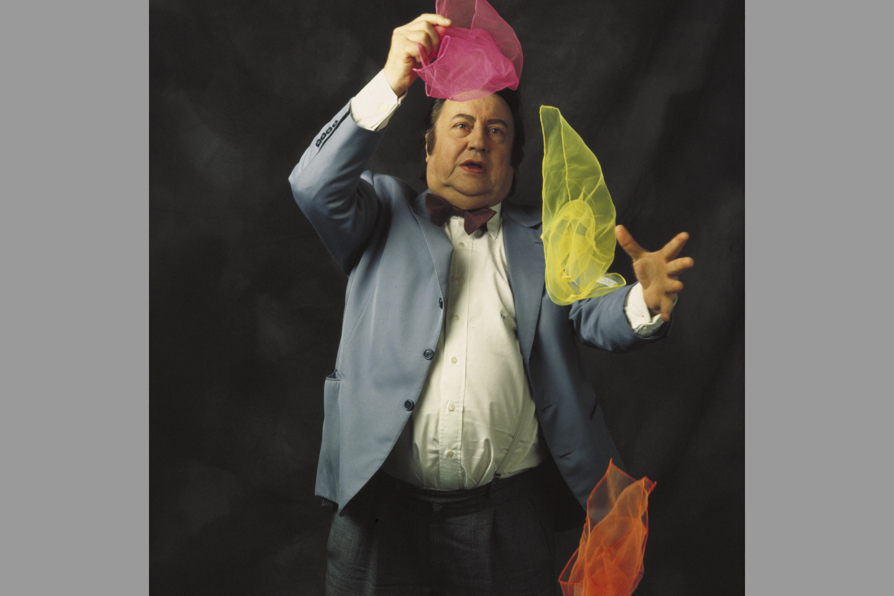 Raymond Devos et des foulards de couleur