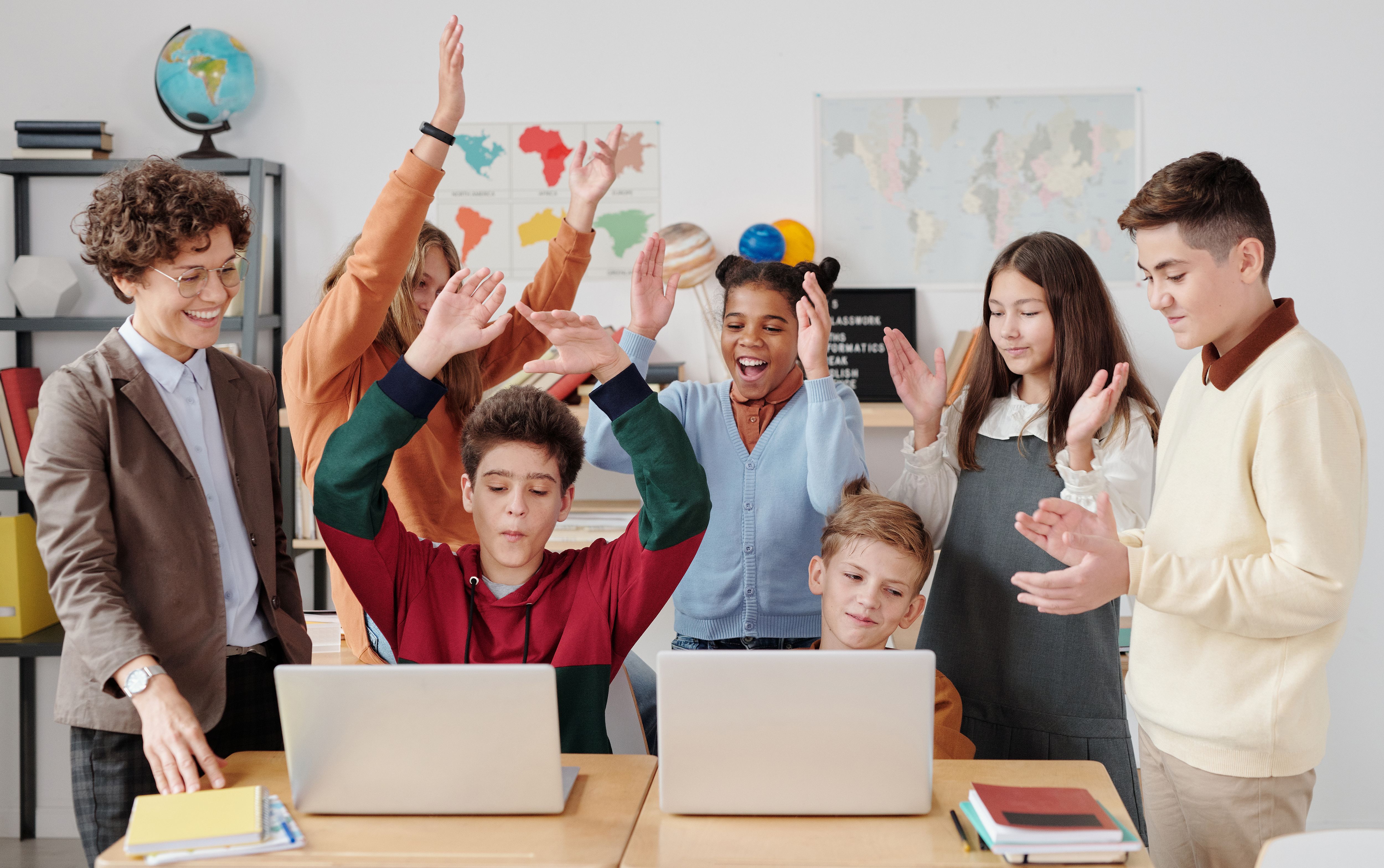 Enfants applaudissants dans une classe.