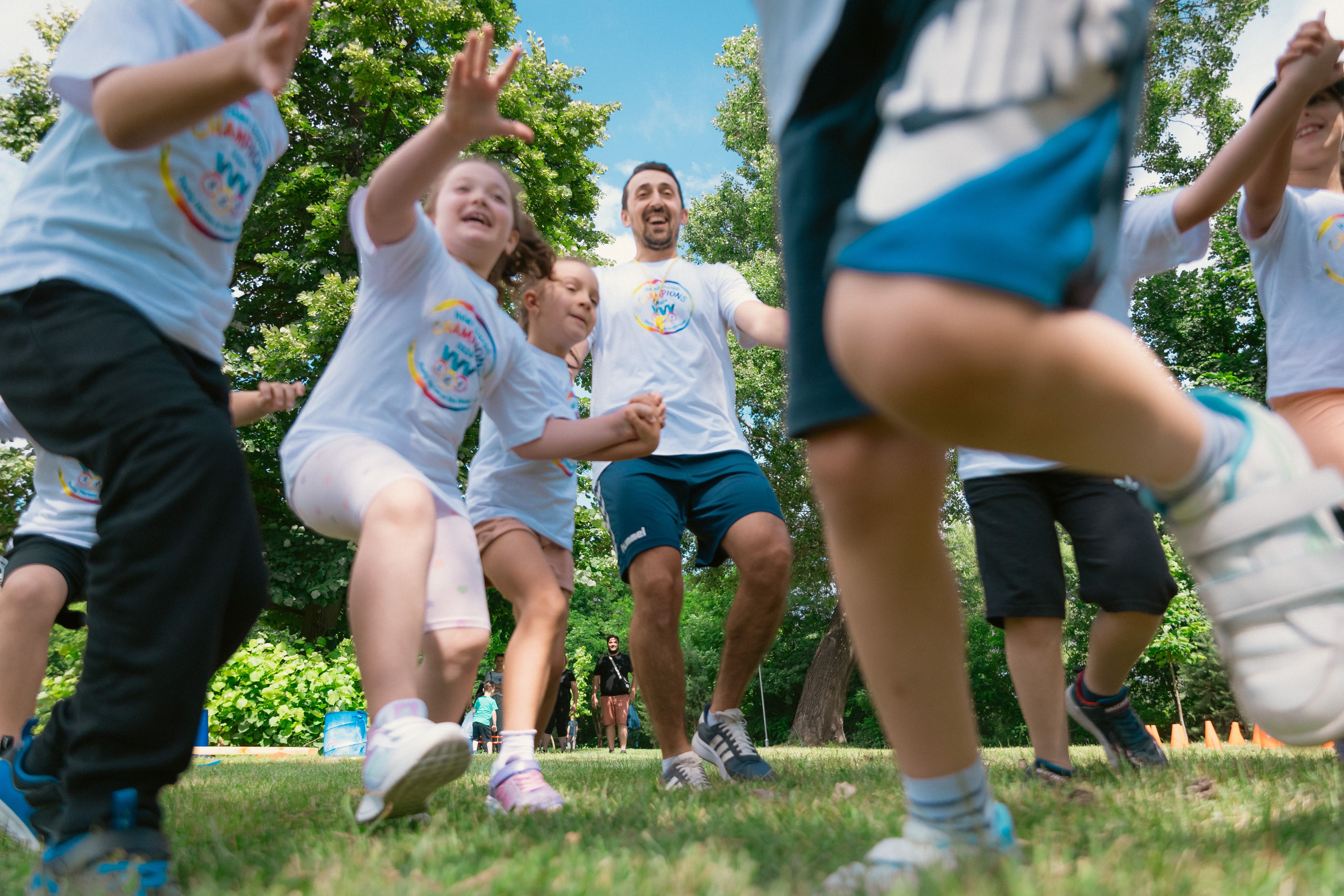 Animateur jouant avec des enfants
