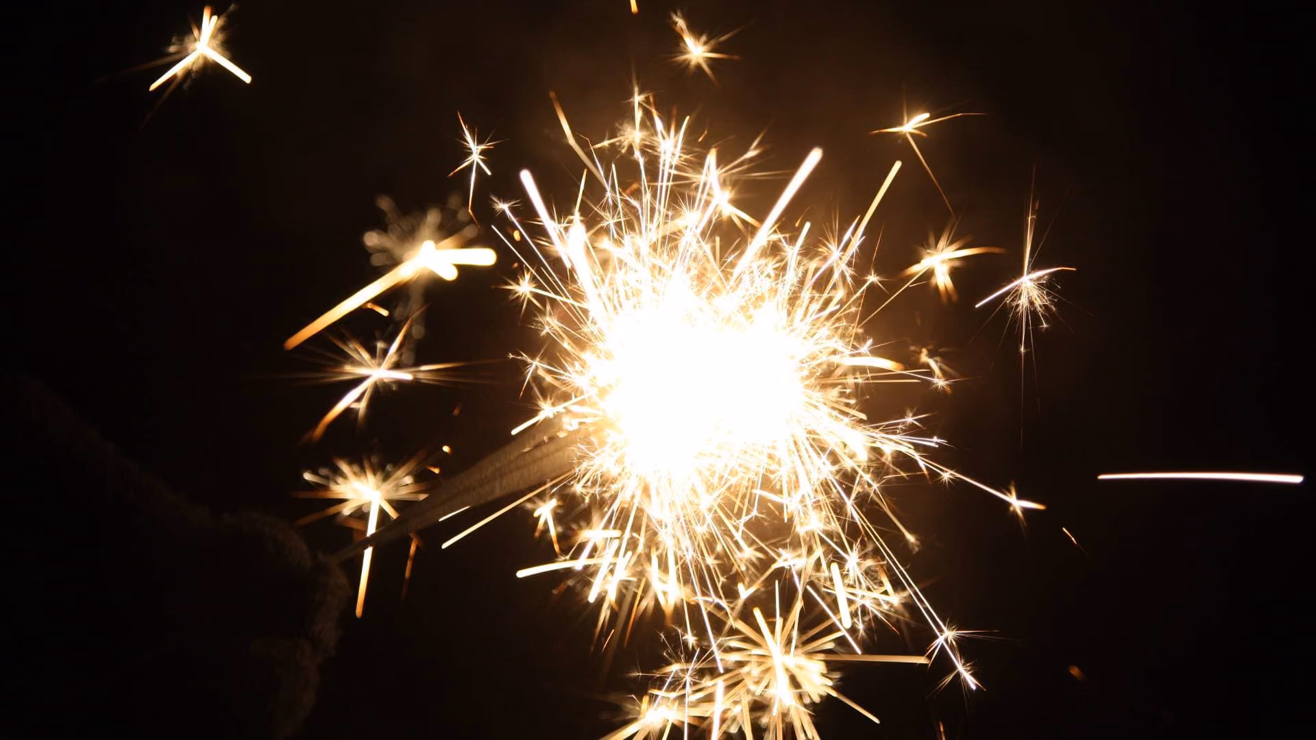 Leuchtende Wunderkerze in der Dunkelheit am Silvesterabend im Harz Hotel Iris
