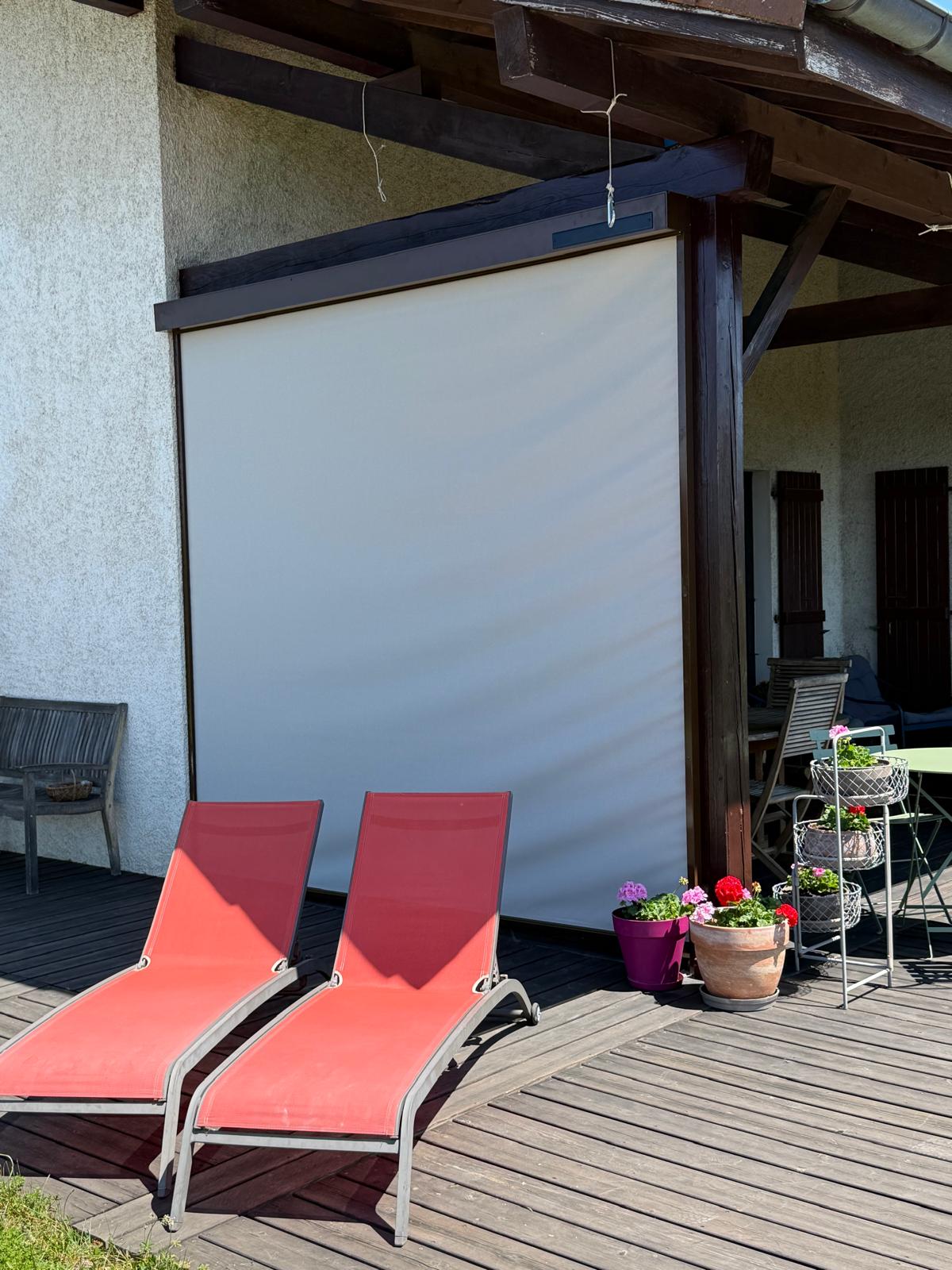 Store screen zip solaire sur terrasse à Saint-Julien-en-Genevois
