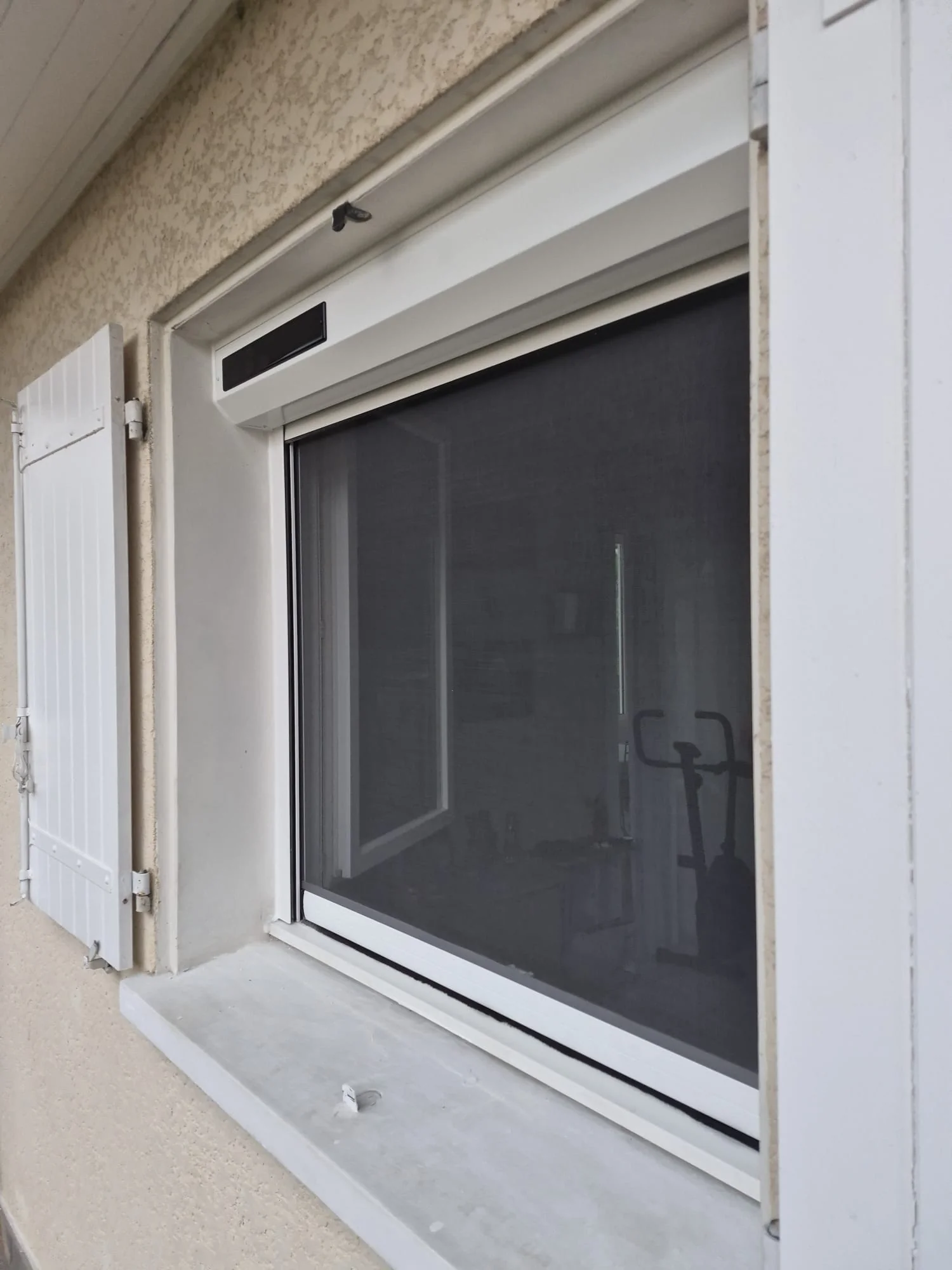 Moustiquaire intégrée déroulée à Cranves-Sales
