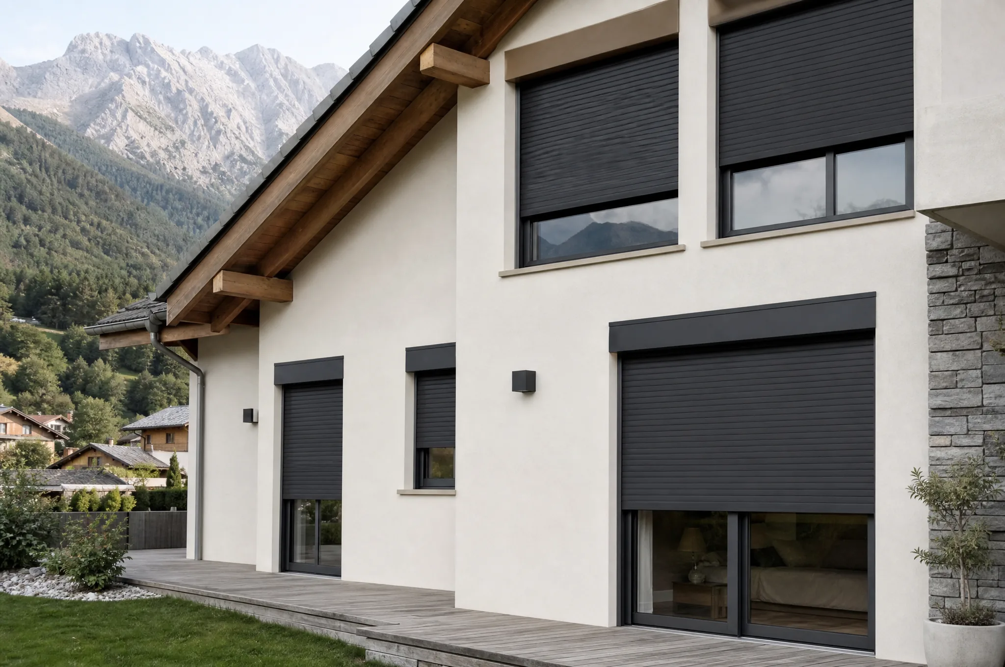 Façade de maison moderne avec plusieurs volets roulants anthracite