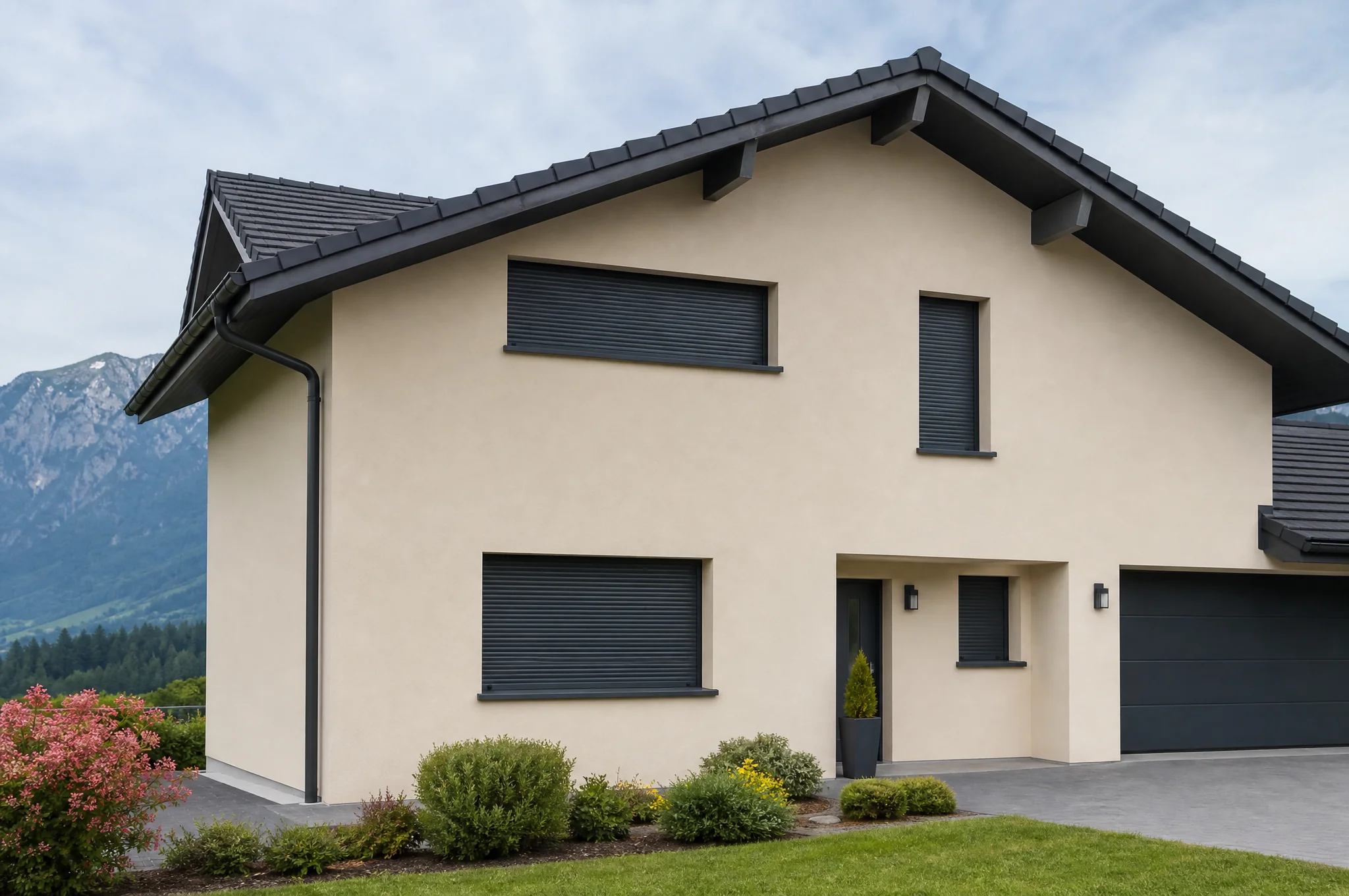 Maison moderne en Haute-Savoie équipée de volets roulants aluminium anthracite