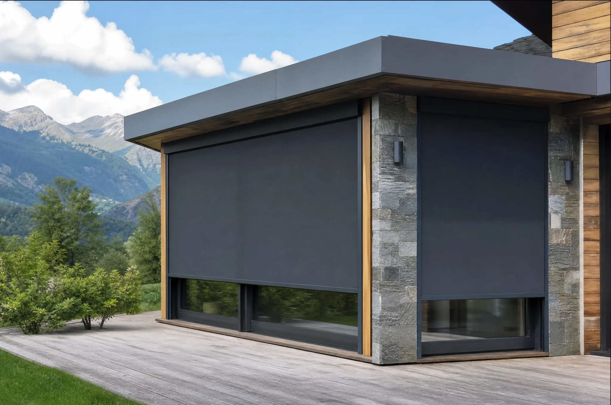 Stores screens extérieurs déployés sur les baies vitrées d'une maison face aux montagnes