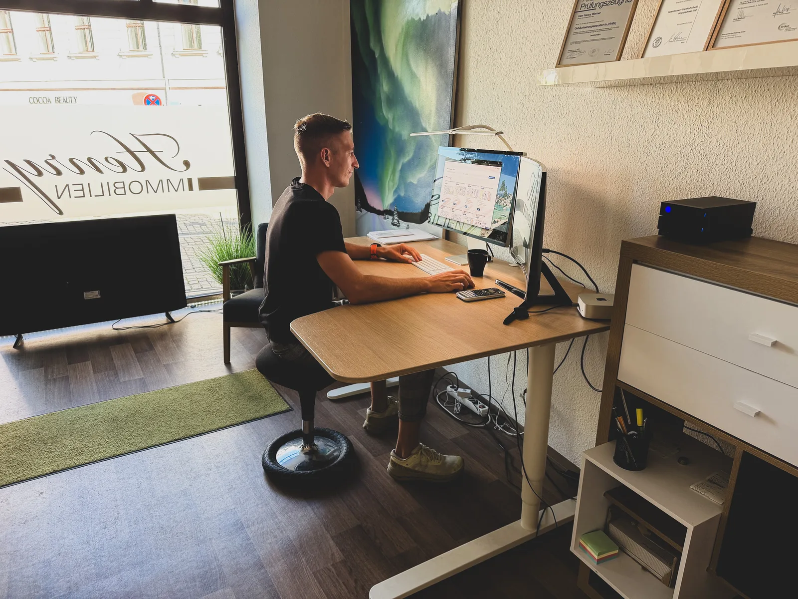 Henry Werner an seinem Schreibtisch im Büro in Cottbus
