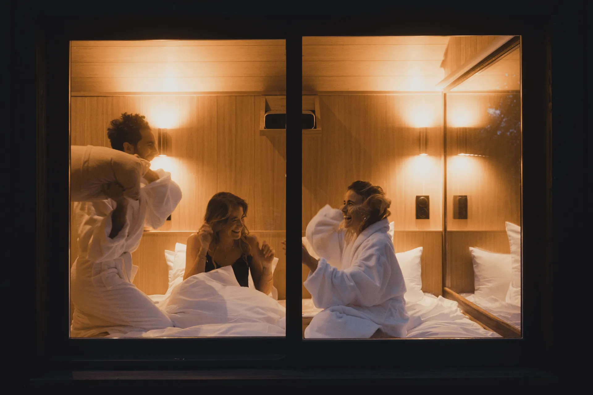 Lodge PAMPA éclairé à la tombée de la nuit sur le domaine d'Étival-lès-le-Mans