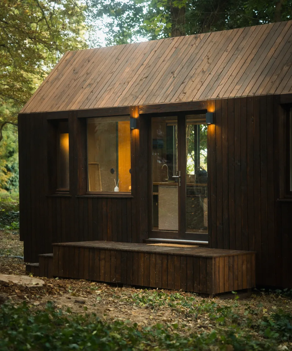 Lodge PAMPA en bois sombre éclairé, avec sa terrasse, sur le domaine d'Étival-lès-le-Mans
