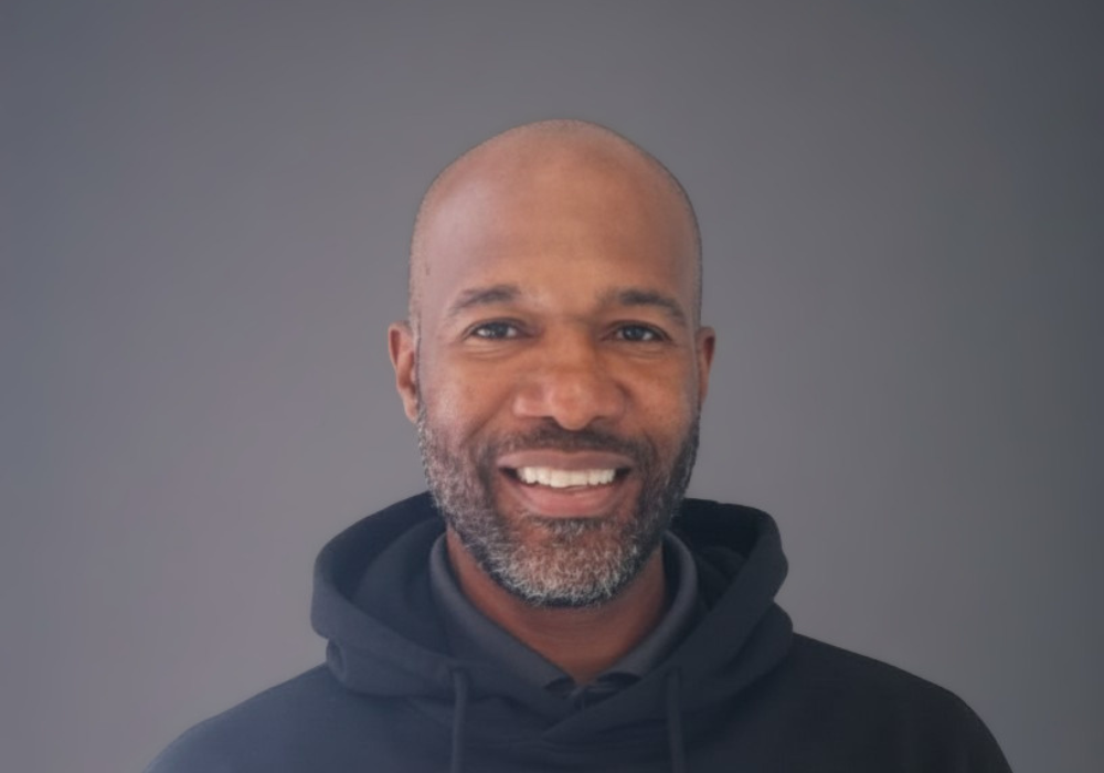 Retrato de Giovanni Freeman, cliente da COMOEU, num testemunho sobre o impacto da implementação de serviços integrados de gestão, estrutura empresarial e autonomia.