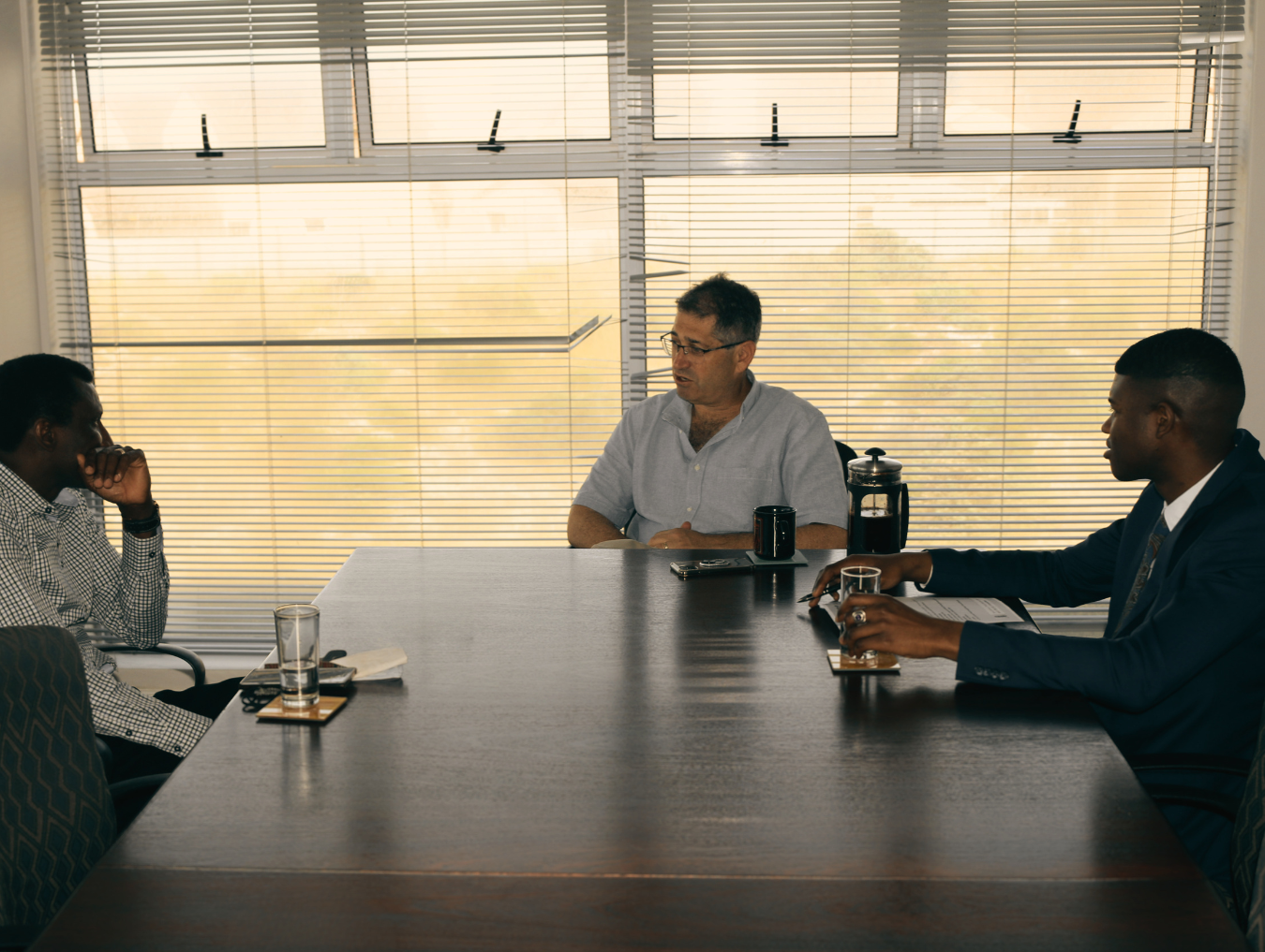 Geovany, fundador da COMOEU, em sessão com os executivos Yaron Schapiro e Rev. Abdul-Kamal Collins sobre o futuro do trabalho, produtização de serviços e design organizacional, estruturando uma aliança estratégica para a expansão de mercados na região da SADC.