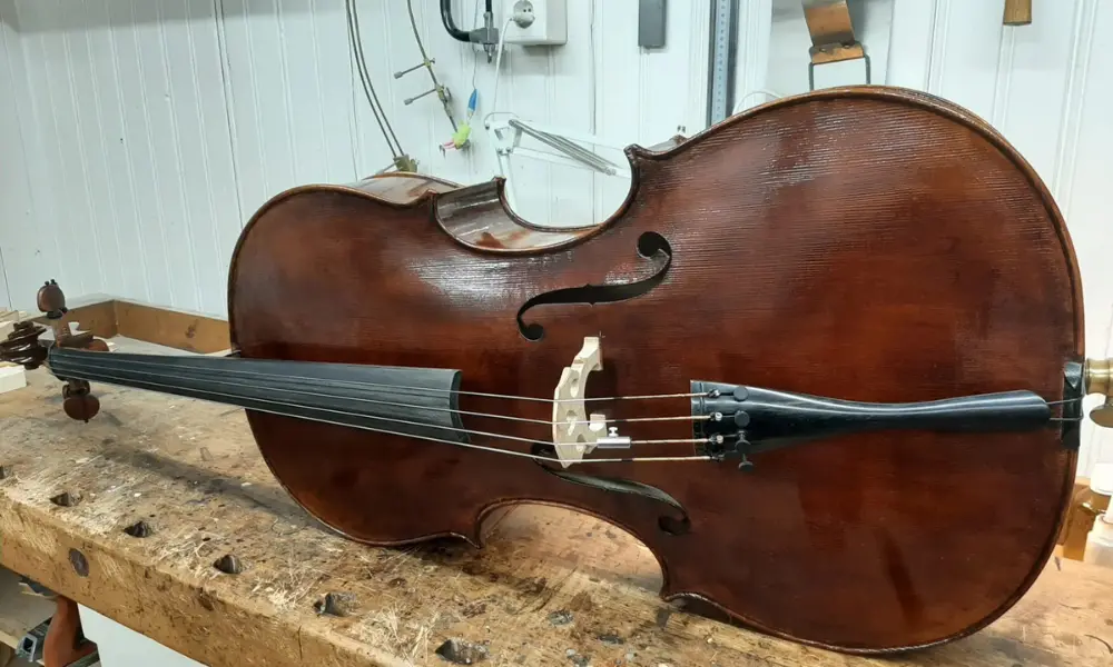Restauration einer Cellodecke auf der Werkbank im Atelier