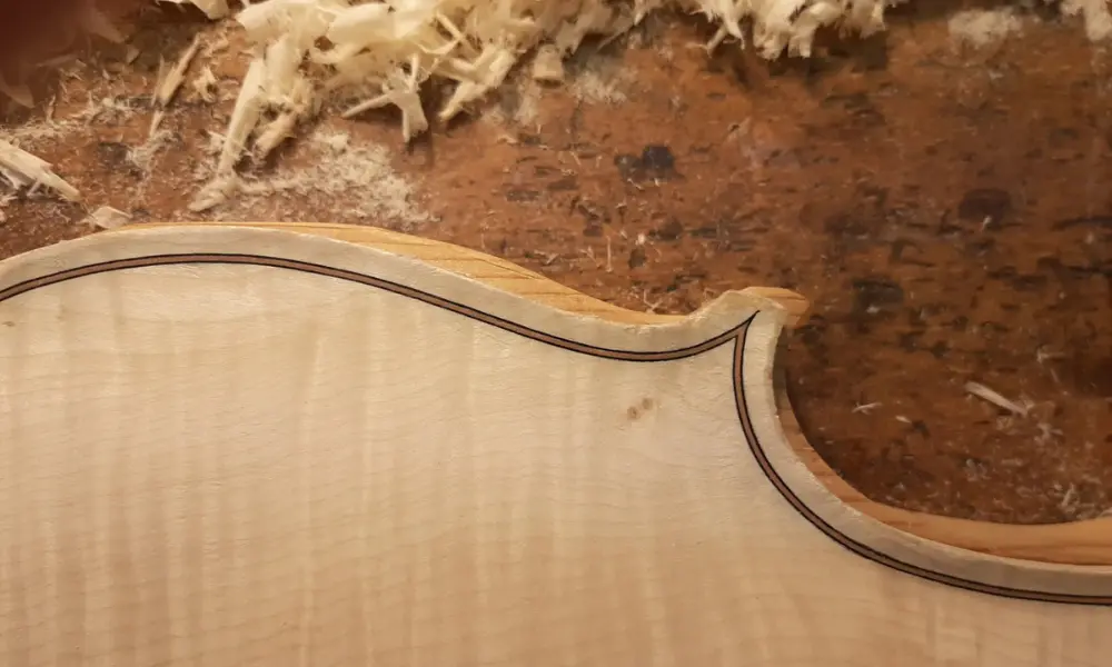 Detail eines Violinkorpus aus Ahorn mit Randeinlage