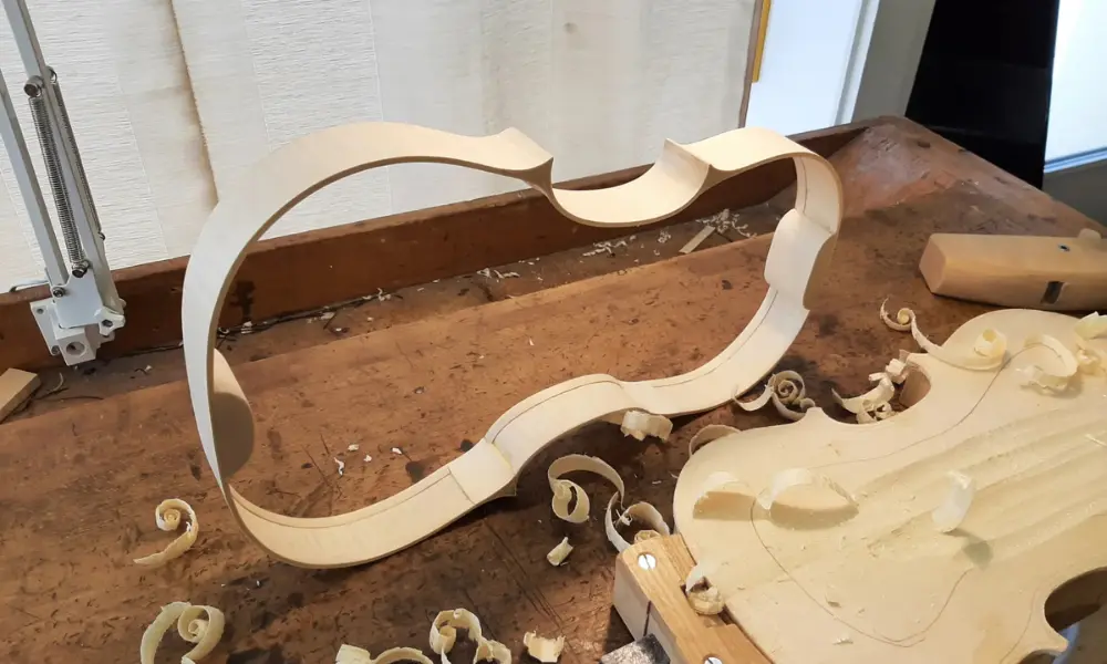 Zargenkranz und Decke einer Violine im Weissbau