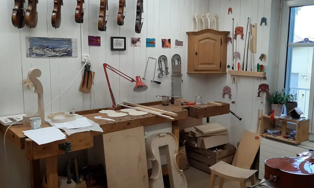 Übersicht der Geigenbauwerkstatt im Atelier