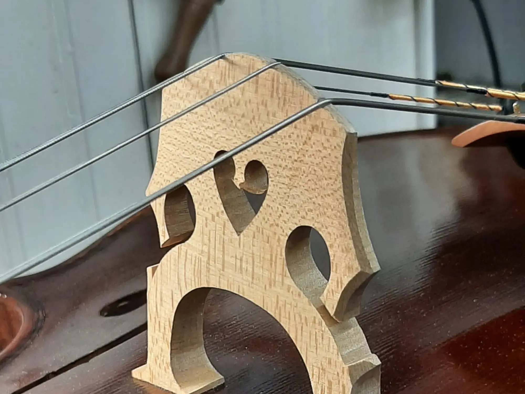 Lacke, Pigmente und Pinsel auf der Werkbank im Atelier