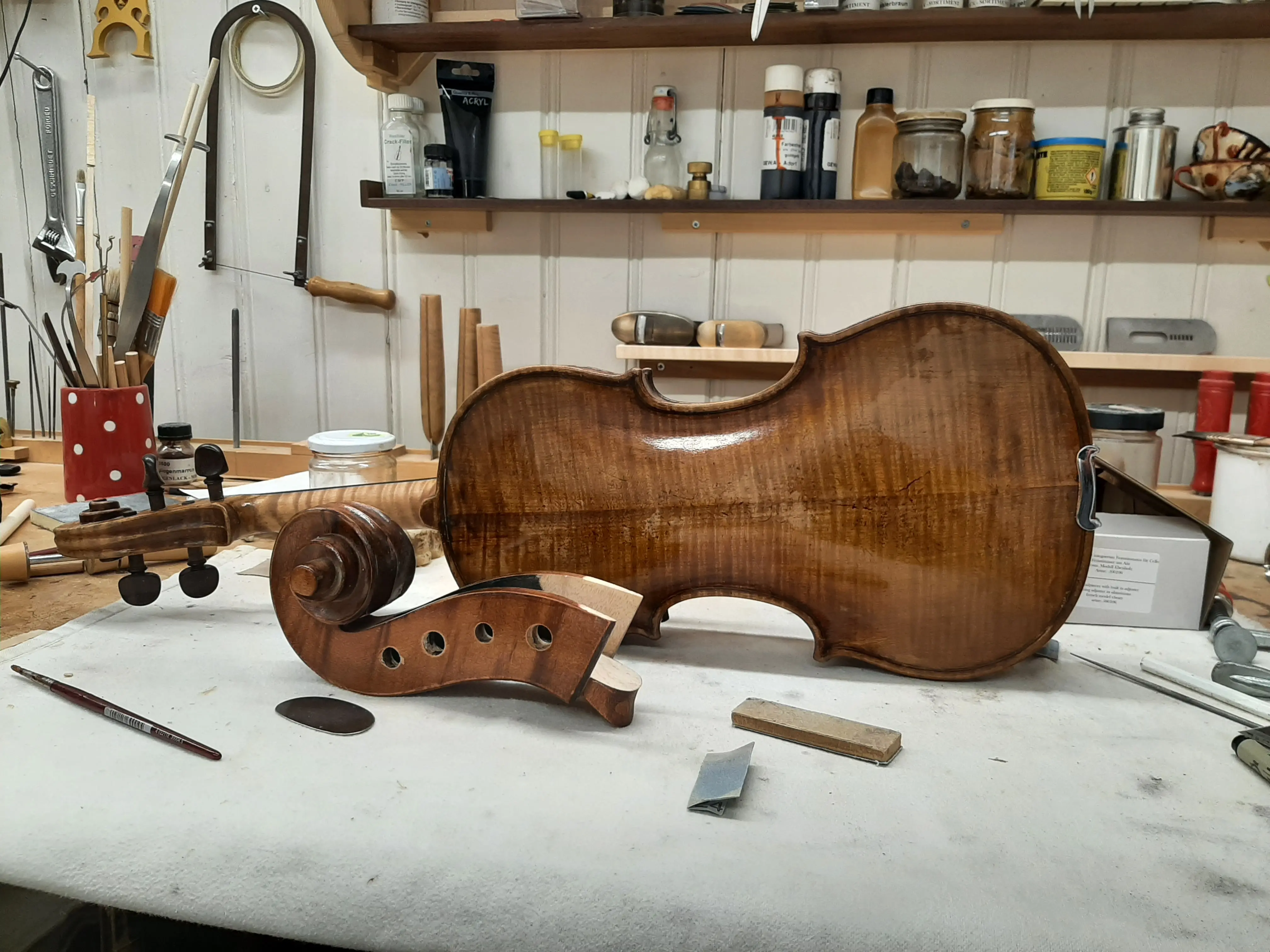 Übersicht der Geigenbauwerkstatt im Atelier 