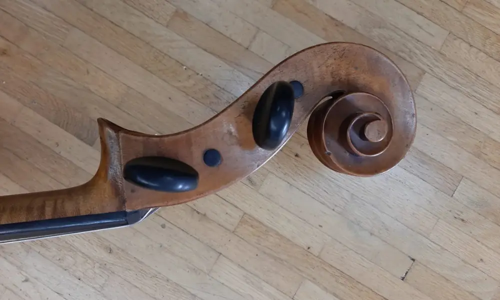 Cellodecke wird mit Zwingen verleimt