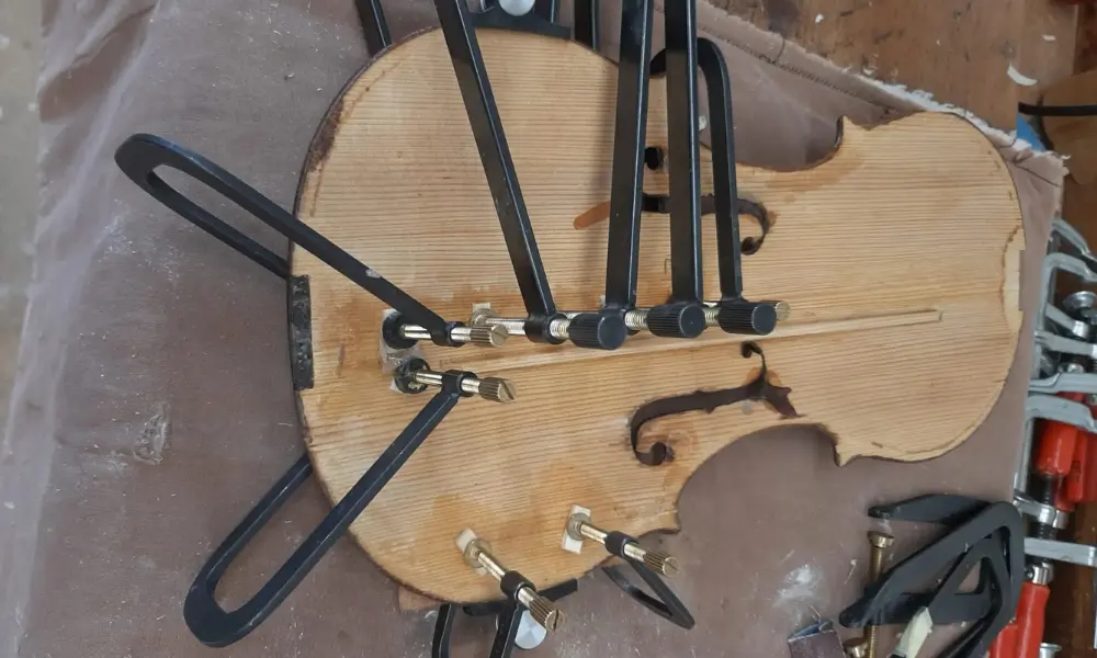 Übersicht der Geigenbauwerkstatt im Atelier