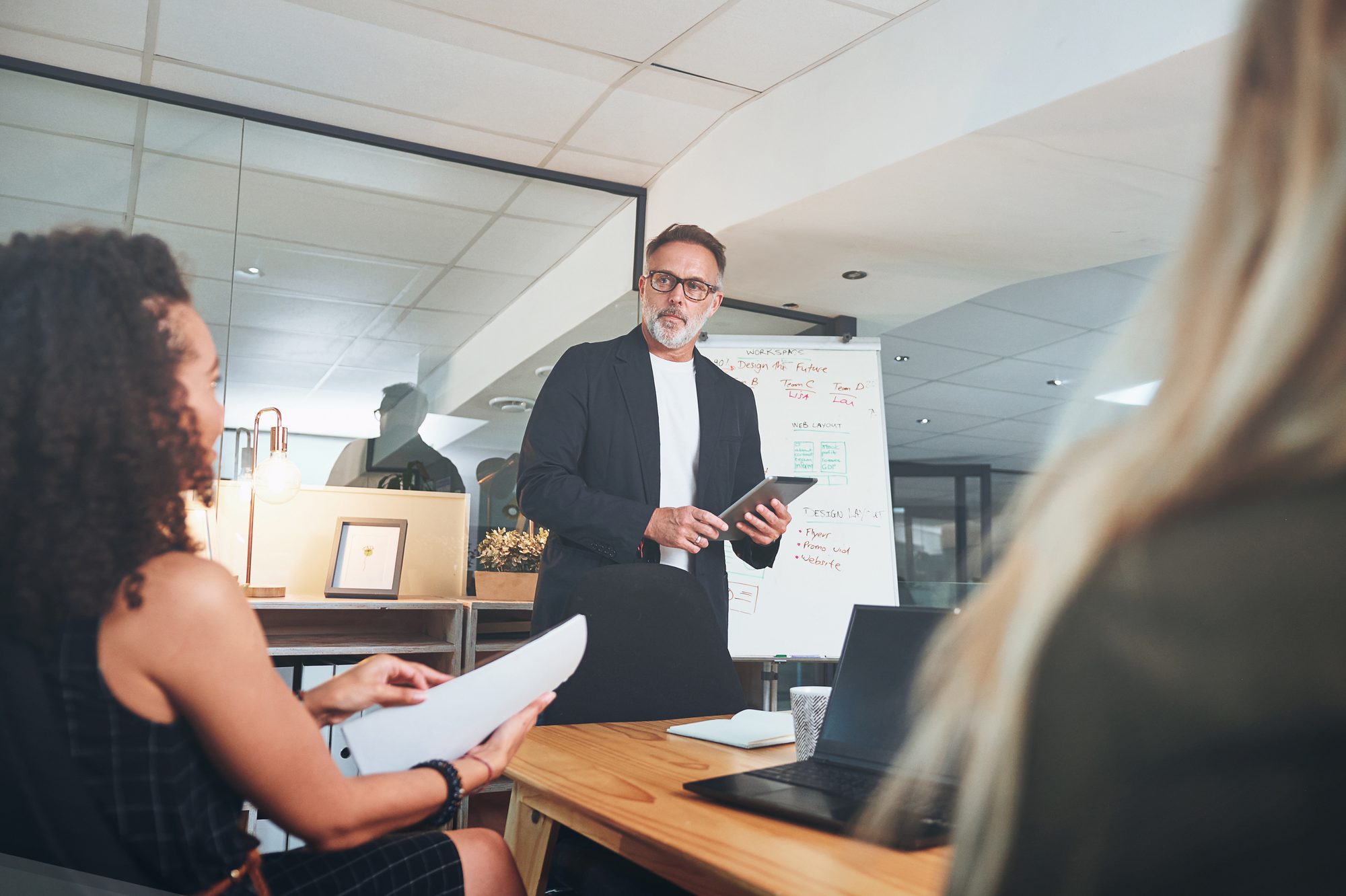 Líder comercial conduzindo reunião com o time