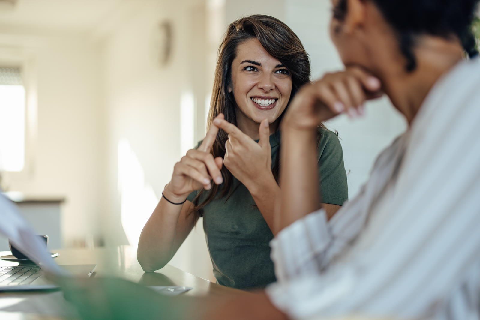 Profissional sorrindo durante reunião interna do time financeiro