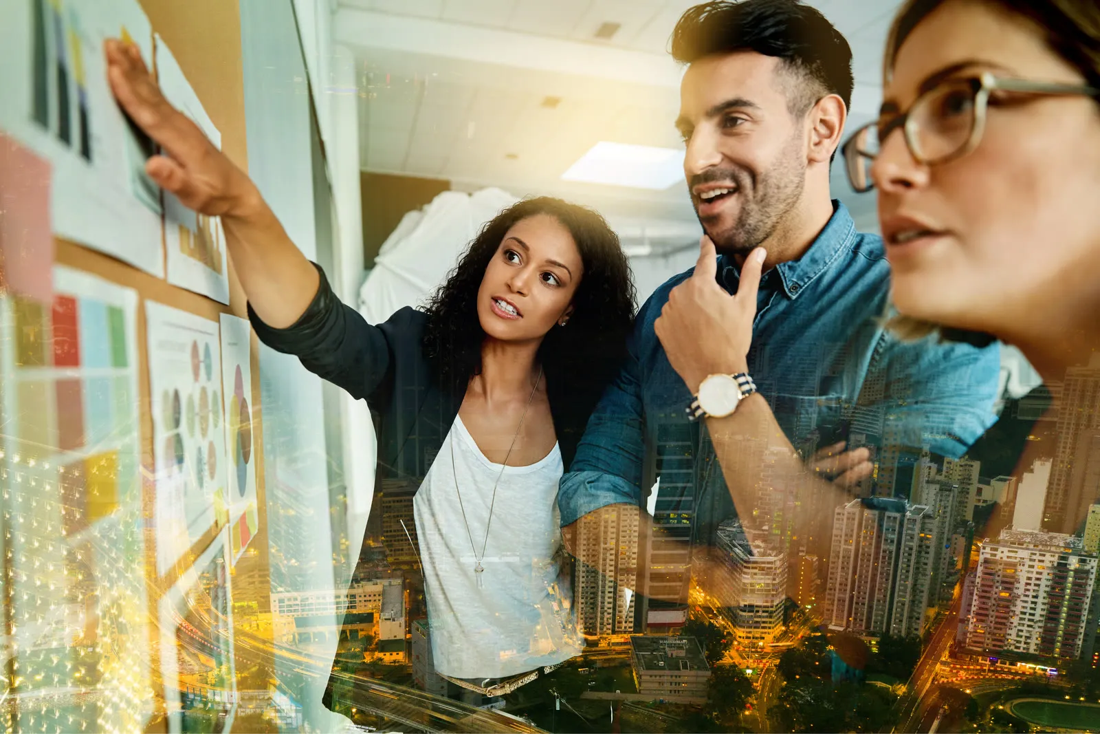 Equipe comercial analisando gráficos e metas em reunião de escritório